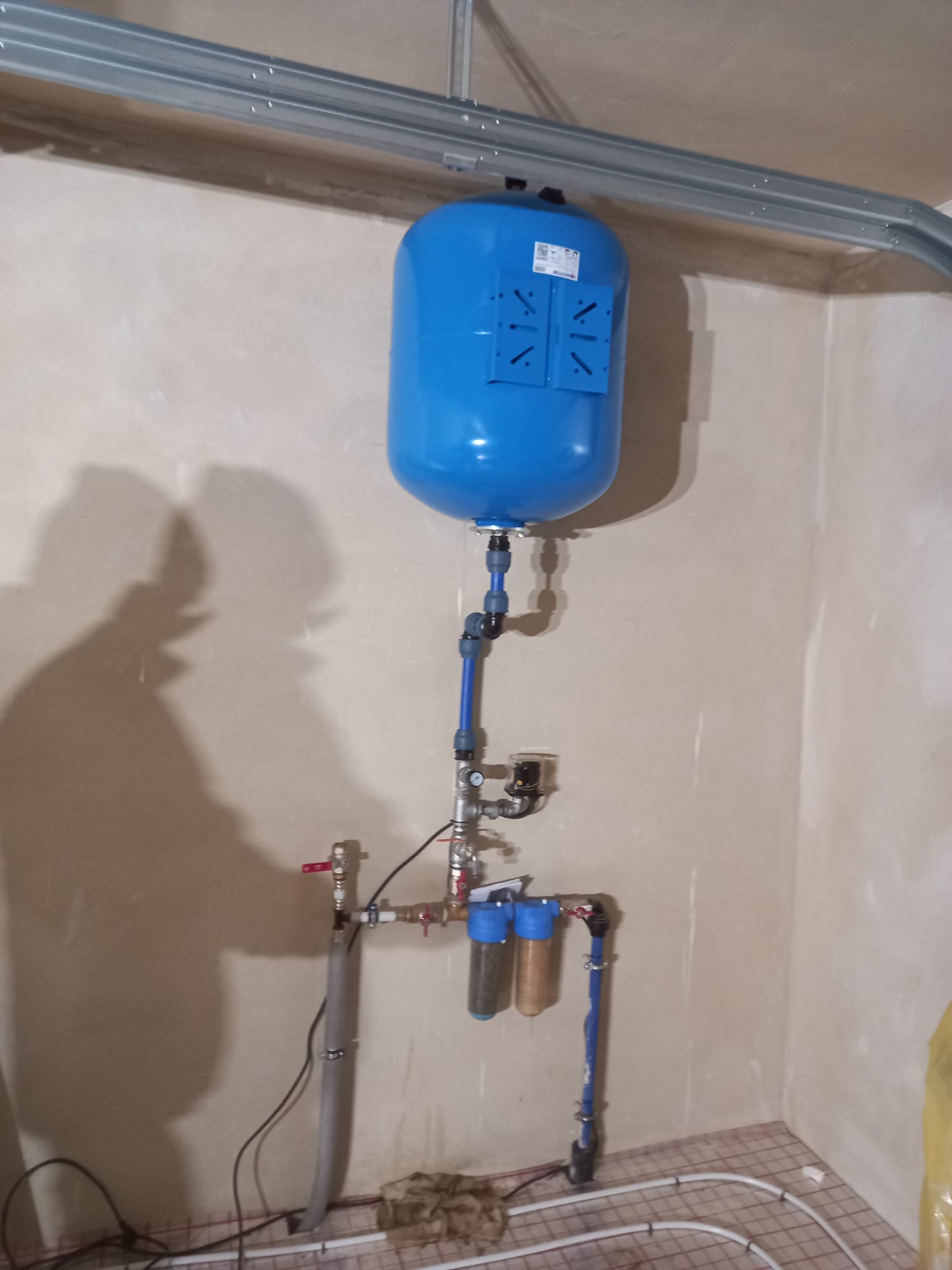 Zbiornik i sterowanie instalacji wodnej zamontowane na ścianie