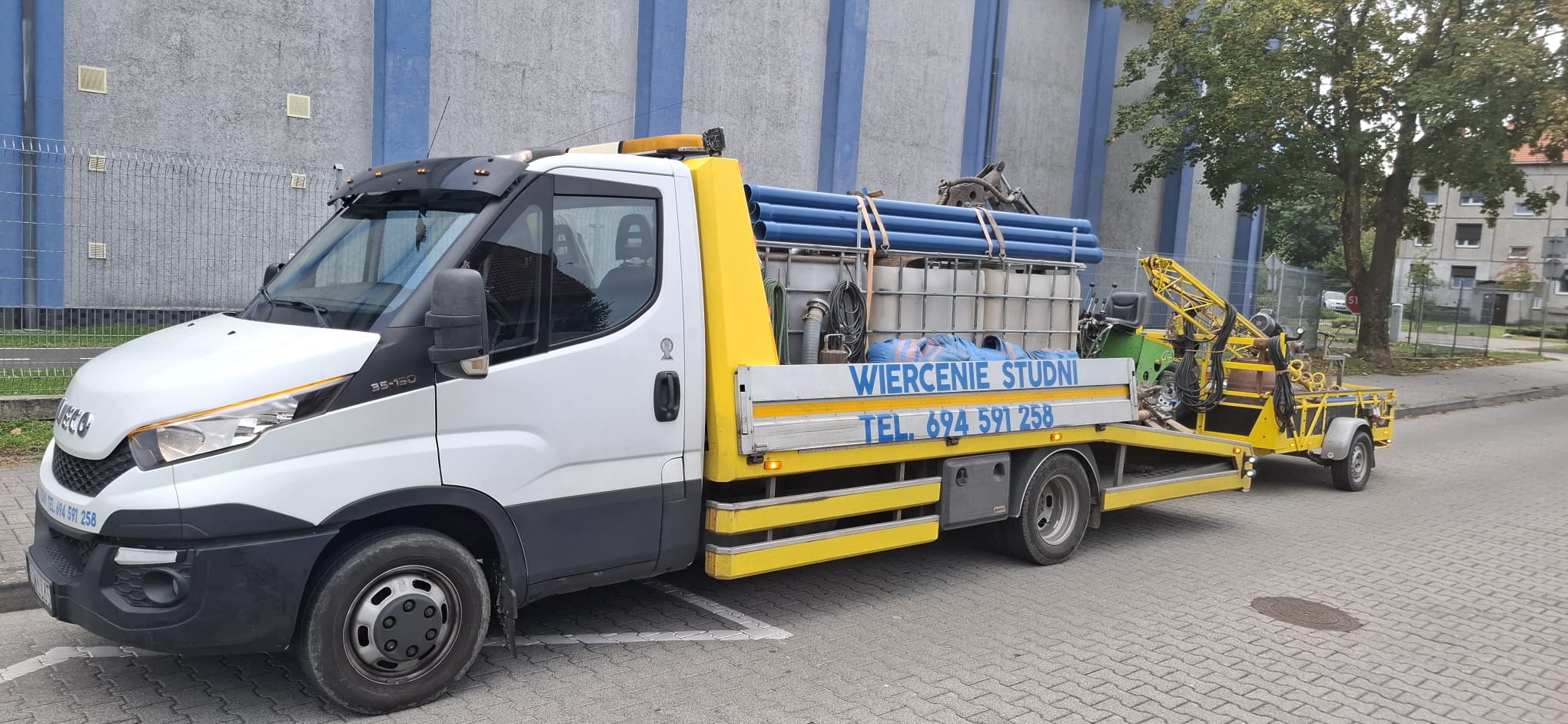 Samochód Muro-Metalplast z kompaktową wiertnicą podczas przejazdu na realizację
