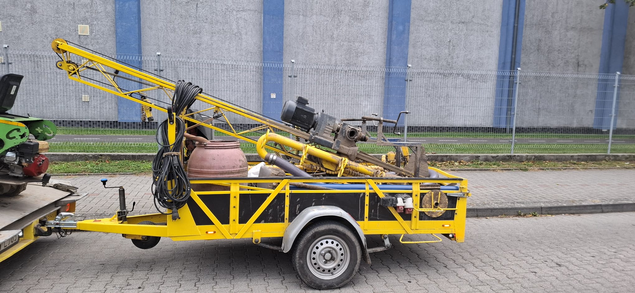 Kompaktowa wiertnica Muro-Metalplast przewożona na przyczepie