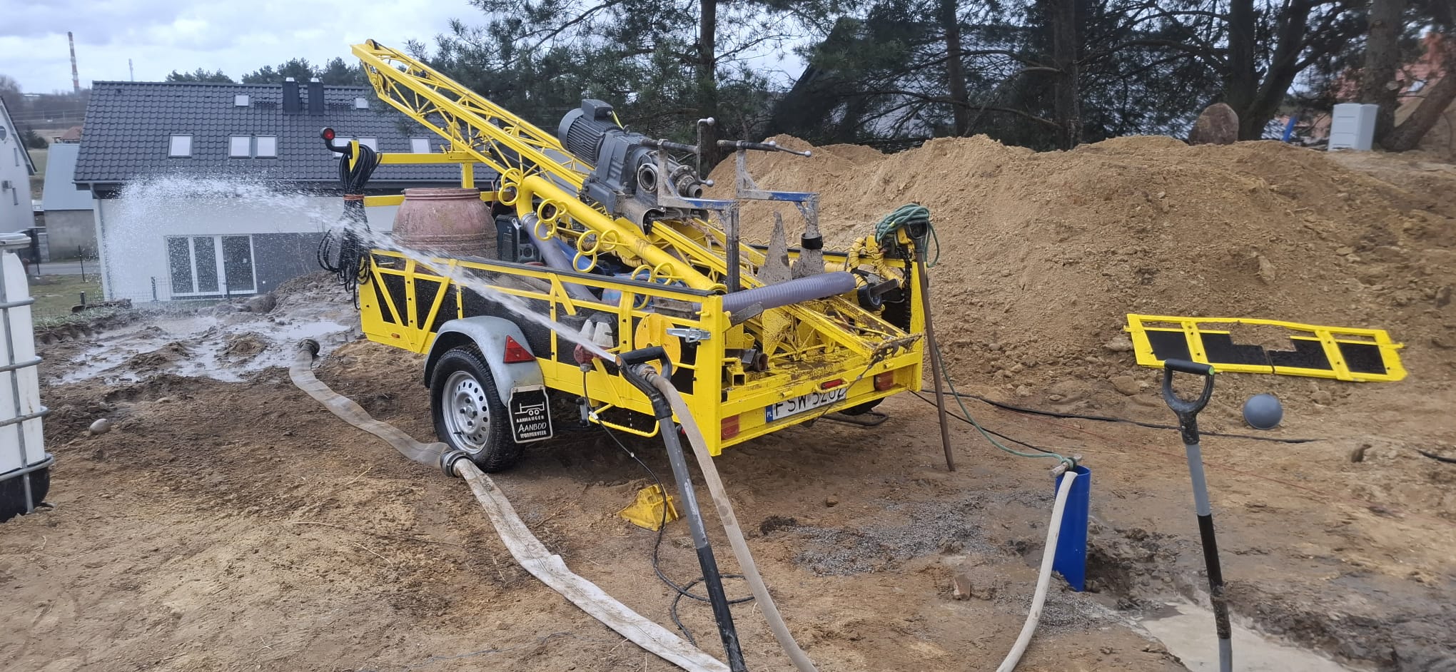 Mobilna wiertnica Muro-Metalplast podczas wykonywania odwiertu na posesji