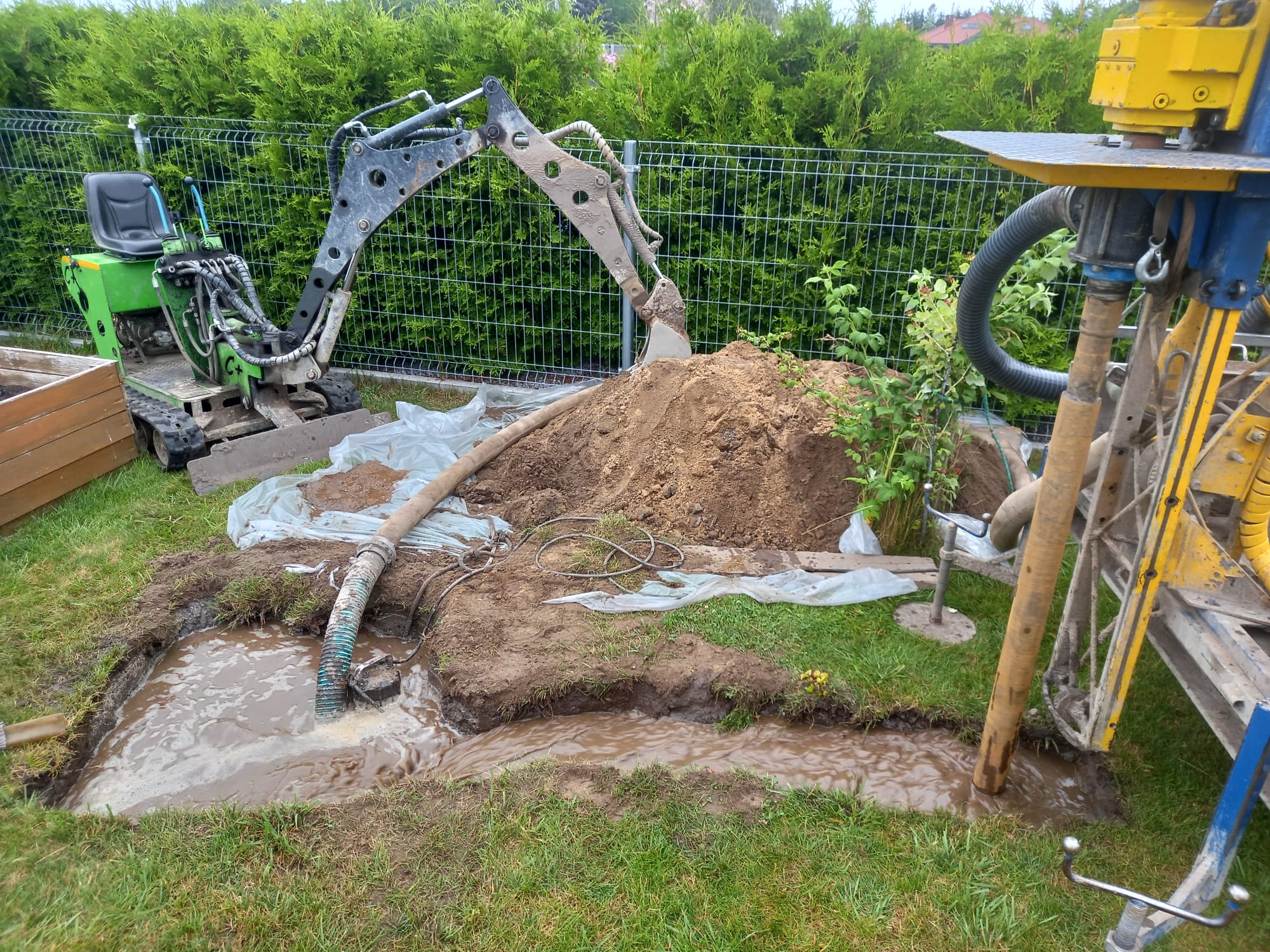 Kompaktowa wiertnica pracująca na zagospodarowanej działce